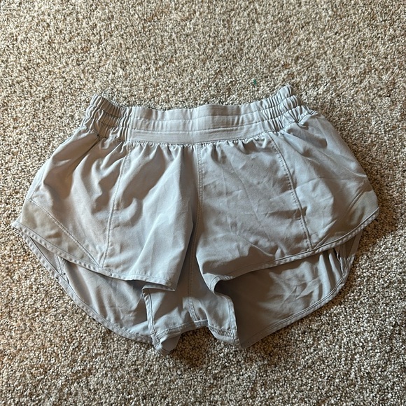 lululemon 2.5 hotty hot shorts pastel blue - Picture 1 of 2